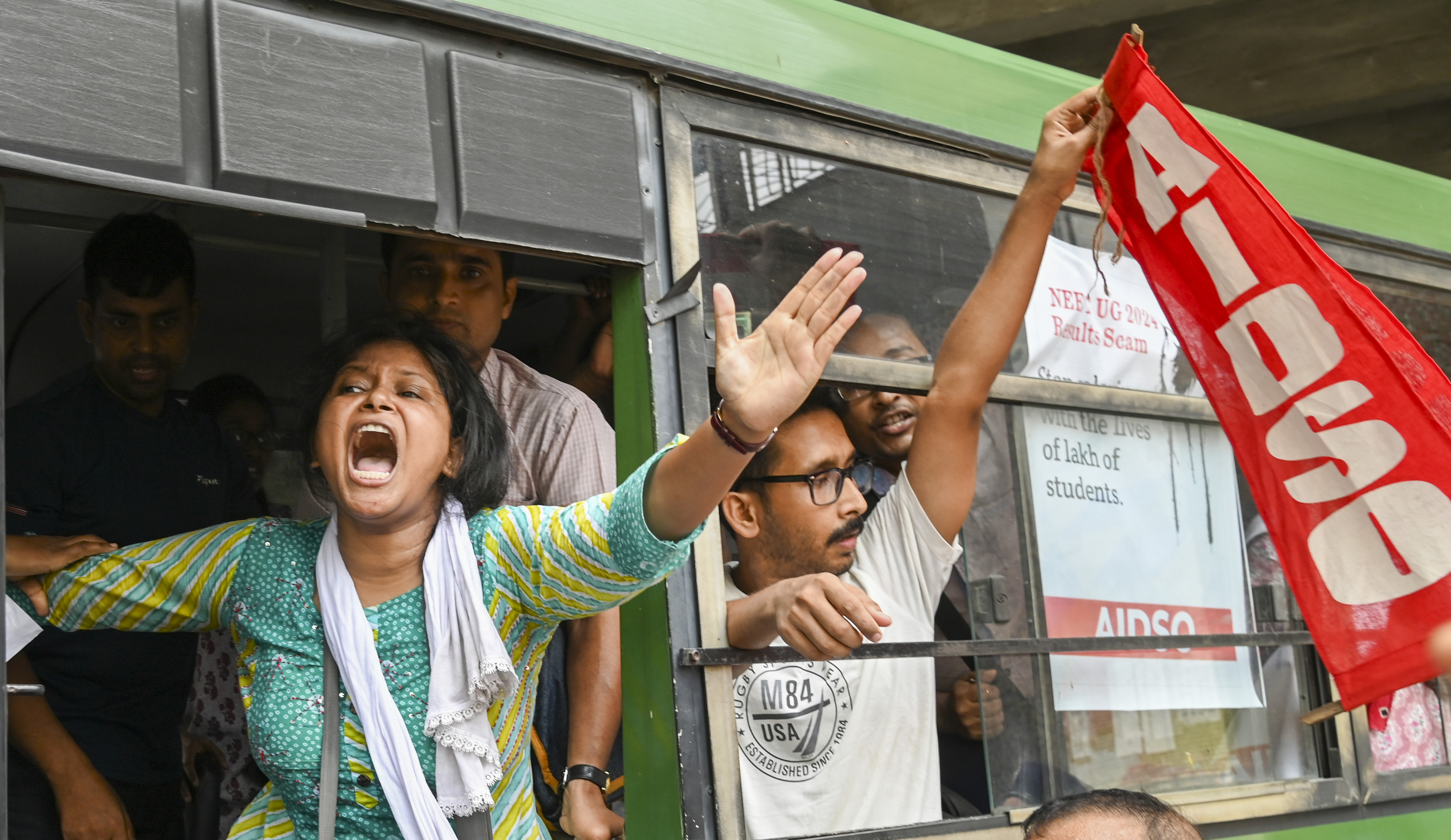 https://salarnews.in/public/uploads/images/newsimages/maannewsimage13062024_151357_NEET protest.jpg